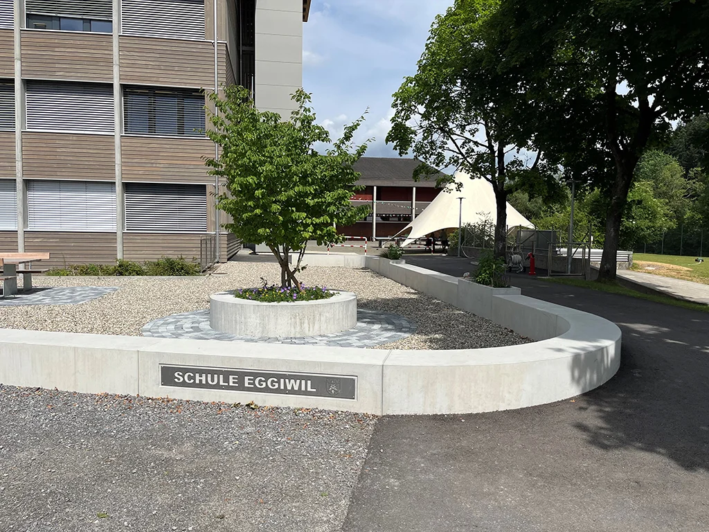 WYSS AG Betonschächte – Betonelemente (Sitzbank / Pflanzentrog) für die Schule Eggiwil